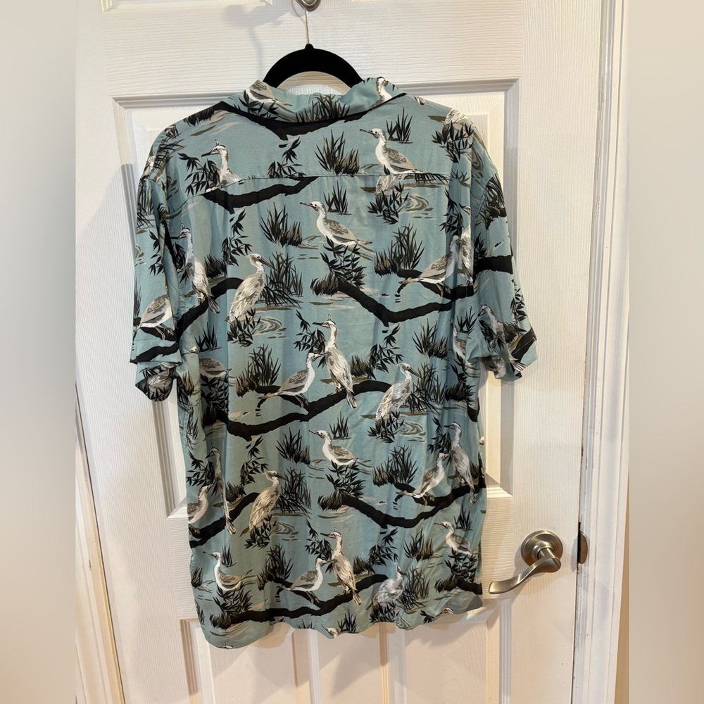 Express Men’s Blue Button-Down Loose Fit Short Sleeve Shirt Bird Pattern L  NWT - Picture 2 of 7